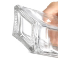 Botella de vidrio blanco alto y transparente